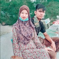 Bagi Azura, Hafis adalah pria dengan perawakan tinggi dan berparas tampan. Ia pun mulai memberanikan diri untuk mencoba berteman dengannya. Azura kemudian mengejar cinta Hafis, namun pria yang disukainya pemalu, dan menolak ungkapan cintanya. Foto: Dok. Instagram @orkid_azura