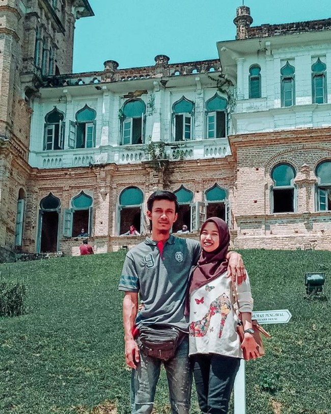 Cerita cinta Azura dengan suaminya, Hafis itu dimulai sejak duduk di bangku sekolah menengah. Pada blog yang ditulis hijabers ini mengungkapkan bahwa ia dan suami belajar di sekolah yang sama tapi kelas yang berlainan. Foto: Dok. Instagram @orkid_azura