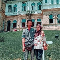 Cerita cinta Azura dengan suaminya, Hafis itu dimulai sejak duduk di bangku sekolah menengah. Pada blog yang ditulis hijabers ini mengungkapkan bahwa ia dan suami belajar di sekolah yang sama tapi kelas yang berlainan. Foto: Dok. Instagram @orkid_azura