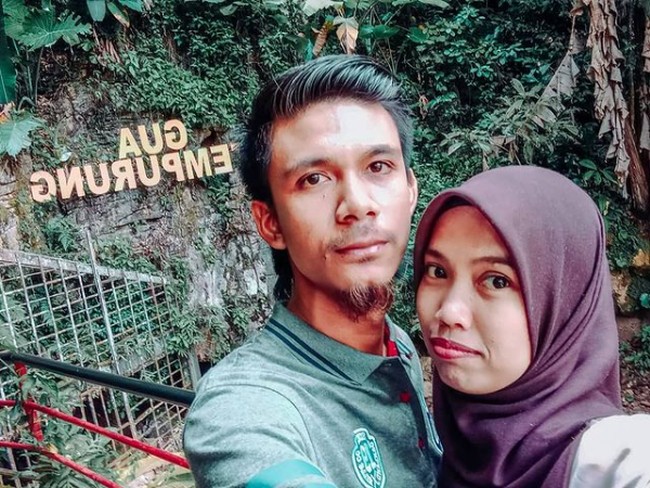 Dalam cuitannya di Twitter yang viral, Azura mengaku dirinya mendapat hinaan dari tetangga saat memutuskan menikah dengan sopir truk.  Orang-orang di kampung saya mengejek ibu dan ayah anak pintar dikawini dengan sopir truk. Tante, hina sekali pun nikah dengan sopir truk, kita ini hamba yang belum tentu mulia di sisi Tuhan, cuitnya. Foto: Dok. Instagram @orkid_azura