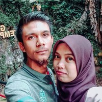 Dalam cuitannya di Twitter yang viral, Azura mengaku dirinya mendapat hinaan dari tetangga saat memutuskan menikah dengan sopir truk.  Orang-orang di kampung saya mengejek ibu dan ayah anak pintar dikawini dengan sopir truk. Tante, hina sekali pun nikah dengan sopir truk, kita ini hamba yang belum tentu mulia di sisi Tuhan, cuitnya. Foto: Dok. Instagram @orkid_azura