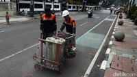 Garis atau marka jalan yang dibuat ini berfungsi agar pengguna sepeda tidak menggunakan jalur jalan kendaraan lainnya.