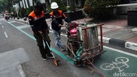 Pengecatan ini dilakukan di sepanjang Jalan Merdeka Kota Bandung, Selasa (27/4/2021).  