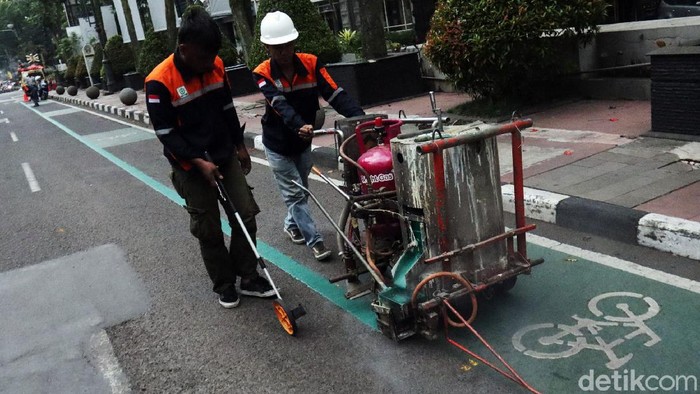 Bandung Juga Bakal Punya Jalur Khusus Sepeda Petugas Dinas Perhubungan (Dishub) Kota Bandung melakukan pengecatan garis jalan khusus sepeda yang ada di Kota Bandung.