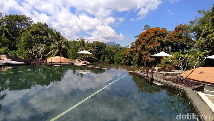 -Menteri Pariwisata dan Ekonomi Kreatif (Menparekraf) Sandiaga Uno menaruh perhatian terhadap wisata mistis. Ia mengenang beberapa pengalamannya di tempat yang ‘berhantu’ seperti di beberapa hotel di Indonesia seperti di Marbella dan MesaStila serta tempat lainnya di Jawa Timur. Beginilah suasana yang berada di MesaStila.