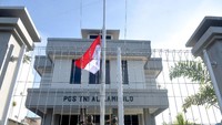 Pengibaran bendera setengah tiang selama sepekan itu untuk menghormati 53 awak kapal selam KRI Nanggala-402 yang gugur di perairan Bali. ANTARA FOTO/Ampelsa.