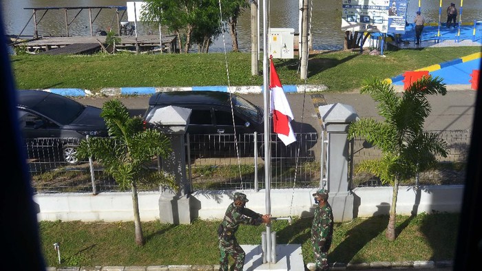 Bendera Setengah Tiang untuk Hormati Korban KRI Nanggala Prajurit Yon Taifib 2 Marinir TNI AL mengibarkan bendera merah putih setengah tiang di posko mereka di Pelabuhan Tanjung Wangi, Banyuwangi, Jawa Timur, Senin (25/4/2021). TNI AL mengibarkan bendera setengah tiang untuk menghormati 53 awak kapal selam KRI Nanggala-402 yang gugur di perairan Bali dan bendera setengah tiang tersebut akan dikibarkan selama 7 hari. ANTARA FOTO/Zabur Karuru/hp.