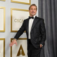 Man bun bisa didefinikasikan tipe rambut pria yang panjang di kuncir cepol. Bisa dikuncir cepol setengah atau seluruh rambut yang dikuncir cepol. Foto: Getty Images via AFP/POOL