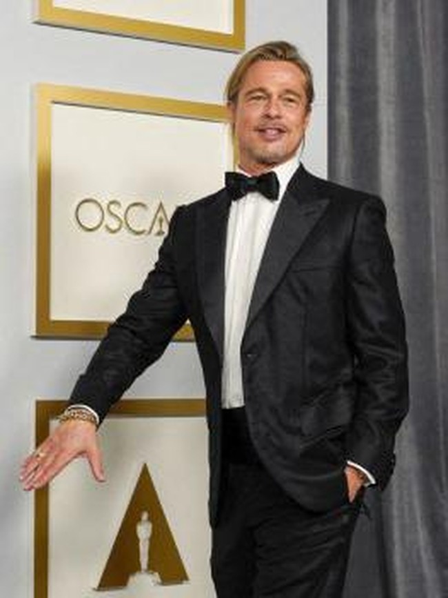 Man bun bisa didefinikasikan tipe rambut pria yang panjang di kuncir cepol. Bisa dikuncir cepol setengah atau seluruh rambut yang dikuncir cepol. Foto: Getty Images via AFP/POOL