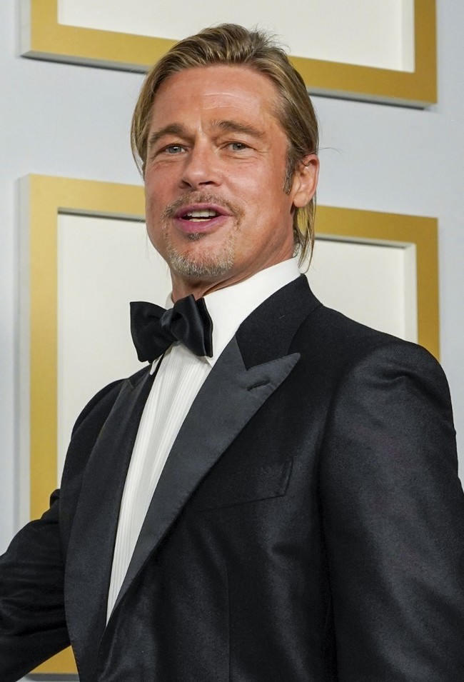 Tidak sedikit netizen yang berkomentar kalau gaya man bun atau cepol rambut pria akan jadi tren lagi karena Brad Pitt. Foto: Getty Images via AFP/POOL