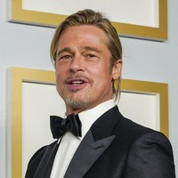 Tidak sedikit netizen yang berkomentar kalau gaya man bun atau cepol rambut pria akan jadi tren lagi karena Brad Pitt. Foto: Getty Images via AFP/POOL