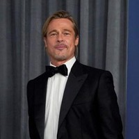 Warga Twitter dibuat heboh karena rambut cepol Brad Pitt di Oscars 2021. Meskipun terkesan ditata asal, gayanya tetap terlihat elegan. Foto: Getty Images via AFP/POOL