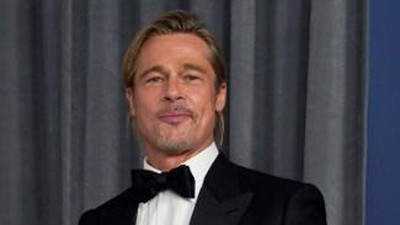 Foto: Brad Pitt dan Gaya Rambut Cepol yang Diprediksi Jadi Tren Lagi