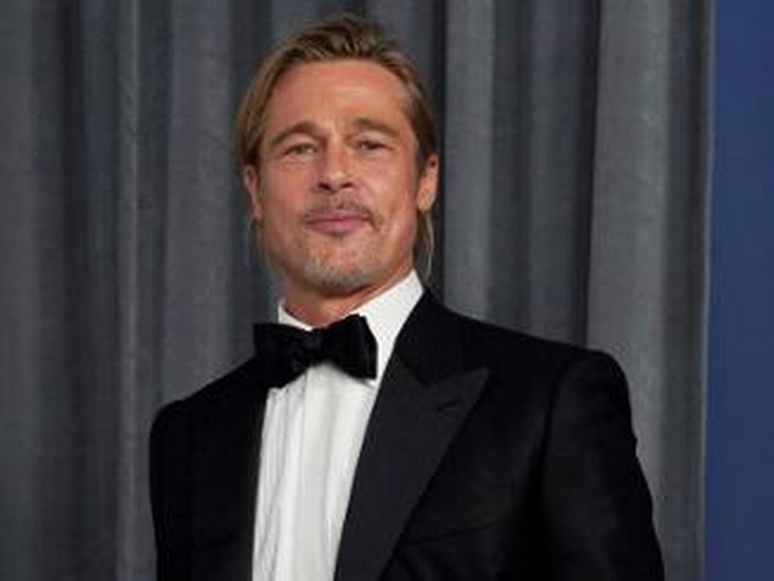 LOS ANGELES, CALIFORNIA - APRIL 25: Brad Pitt poses in the press room at the Oscars on Sunday, April 25, 2021, at Union Station in Los Angeles.   Chris Pizzello-Pool/Getty Images/AFP (Photo by POOL / GETTY IMAGES NORTH AMERICA / Getty Images via AFP)