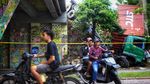Bruk! Truk Kontainer Terjun Bebas dari Jalan Tol Serpong