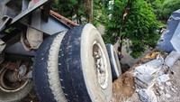 Diduga, peristiwa yang terjadi tadi pagi tersebut karena sopir menganguk dan lepas kendali.