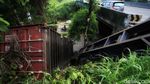 Bruk! Truk Kontainer Terjun Bebas dari Jalan Tol Serpong