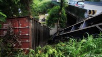 Akibat insiden ini, sopir truk mengalami luka-luka.