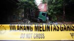 Bruk! Truk Kontainer Terjun Bebas dari Jalan Tol Serpong