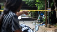 Hingga pukul 12.00 WIB, truk itu belum dievakuasi.