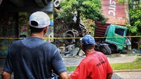Warga menonton lokasi truk kontainer yang jatuh dari jalan tol di Jl Batam, Nusa Loka, BSD, Tangerang Selatan, Selasa (27/4/2021).