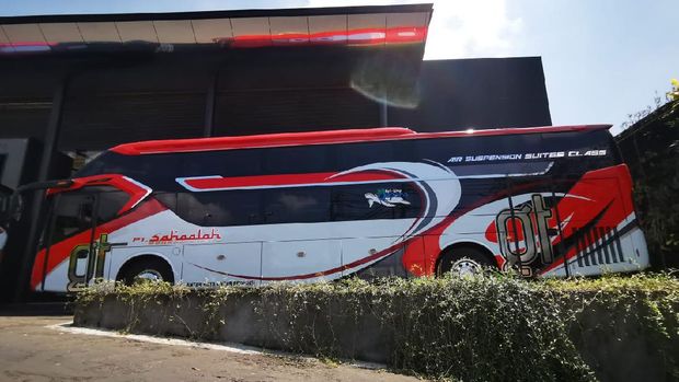 Bus suites class PO Sahaalah buatan karoseri Laksana