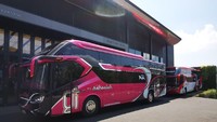 Jika diperhatikan, desain selendang S-Series terlihat lebih elegan dan modern. Desainnya lebih tipis dan menyambung dengan desain spion dan penyekat kaca depan alias topi. Pada model lama, selendang berbentuk bumerang ini punya desain yang lebih besar dan menyambung ke bodi samping. Foto: Dok. Laksana