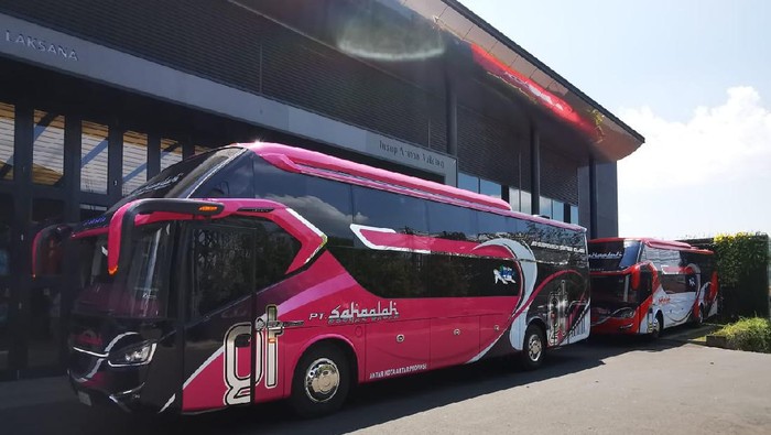 Bus suites class PO Sahaalah buatan karoseri Laksana