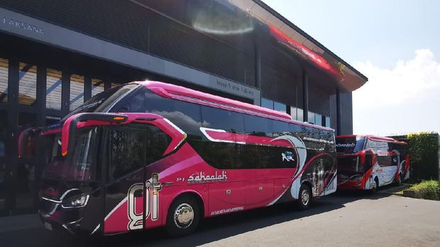 Bus suites class PO Sahaalah buatan karoseri Laksana
