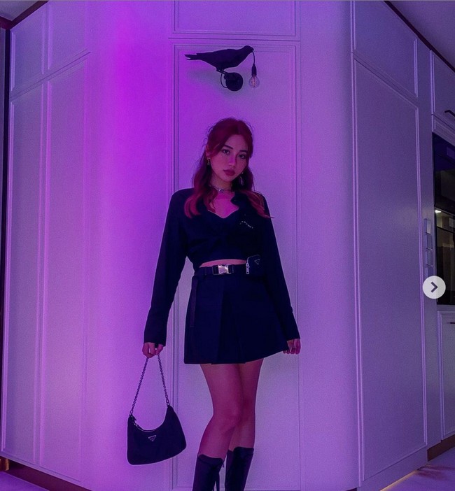 Calista lebih suka menggunakan satu brand untuk penampilannya dari atas sampai bawah. Seperti penampilannya ini, dari busana sampai tas dia menggunakan Prada. Foto: dok. Instagram/@xcalikins