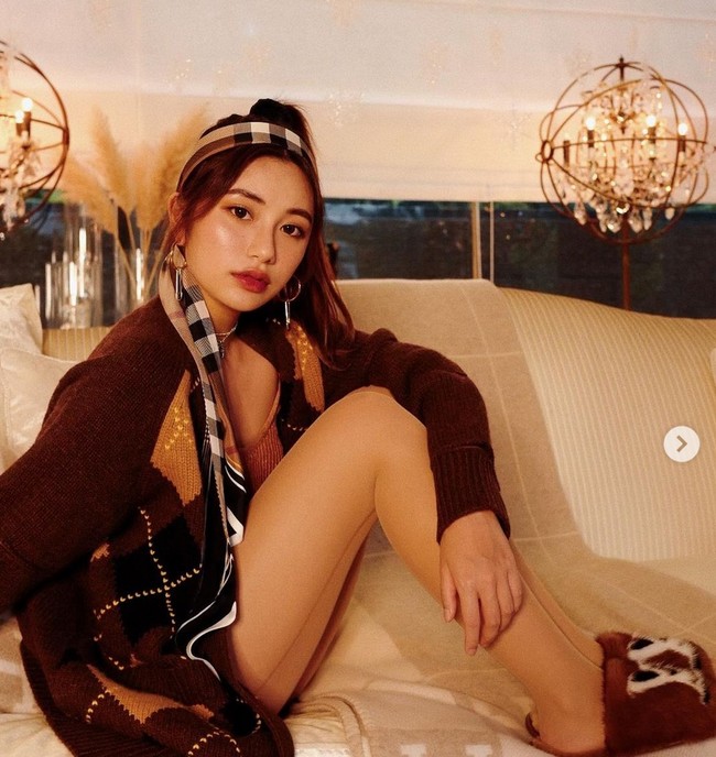 Terlihat casual saat di rumah, namun Calista menggunakan cardigan dari Burberry.Foto: dok. Instagram/@xcalikins