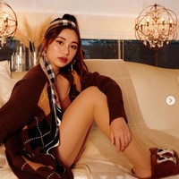 Terlihat casual saat di rumah, namun Calista menggunakan cardigan dari Burberry.Foto: dok. Instagram/@xcalikins