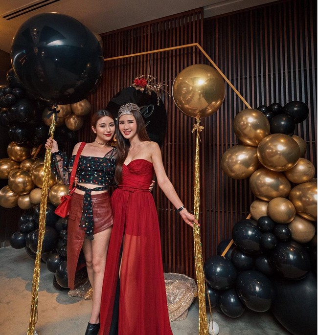 Inilah potret kebersamaan Calista dan Jamie Chua di hari ulang tahun sang bunda. Keduanya sama-sama fashionable. Foto: dok. Instagram/@xcalikins