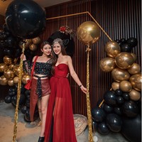 Inilah potret kebersamaan Calista dan Jamie Chua di hari ulang tahun sang bunda. Keduanya sama-sama fashionable. Foto: dok. Instagram/@xcalikins