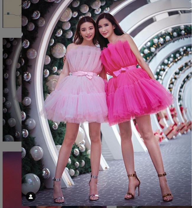 Penampilan kompak Calista dengan sang bunda. Sama-sama menggunakan dress bervolume, penampilan Calista dan Jamie Chua seperti kakak beradik. Foto: dok. Instagram/@xcalikins