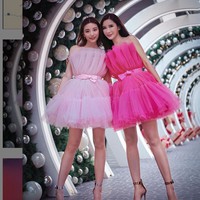 Penampilan kompak Calista dengan sang bunda. Sama-sama menggunakan dress bervolume, penampilan Calista dan Jamie Chua seperti kakak beradik. Foto: dok. Instagram/@xcalikins