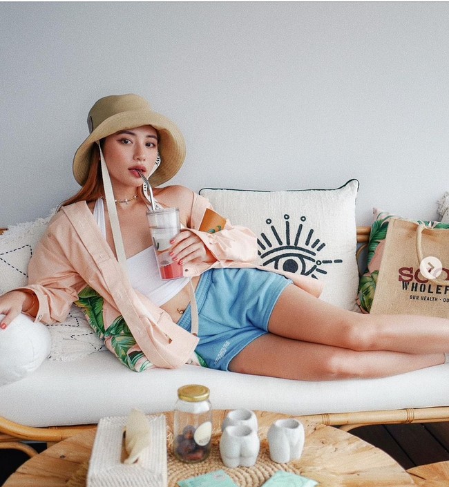 Potret cantik Calista yang tak hanya fashionable, namun juga mahir dalam berpose aesthetic di Instagram. Foto: dok. Instagram/@xcalikins