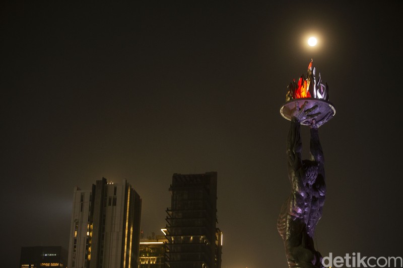 Fenomena bulan purnama penuh merah muda terlihat dari langit Jakarta, Selasa (27/4/2021). Yuk lihat kecantikannnya.