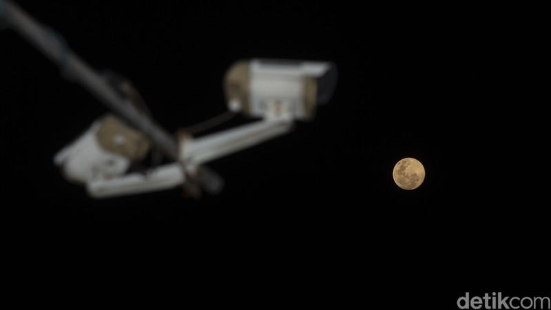 Fenomena bulan purnama penuh merah muda terlihat dari langit Jakarta, Selasa (27/4/2021). Yuk lihat kecantikannnya.