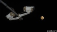 Istilah Supermoon diciptakan astrolog Richard Nolle pada tahun 1979, terjadi ketika bulan purnama baru atau bulan baru berada pada titik terdekatnya dengan bumi.