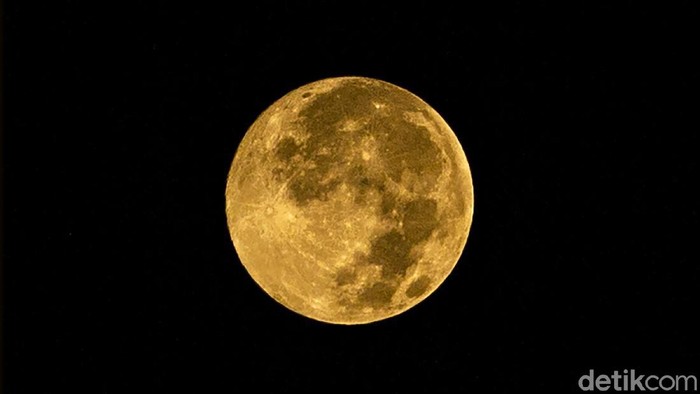 Fenomena bulan purnama penuh merah muda terlihat dari langit Jakarta, Selasa (27/4/2021). Yuk lihat kecantikannnya.