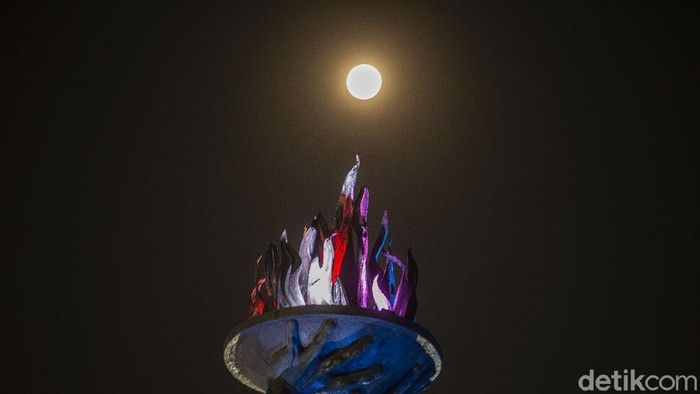 Cantiknya Supermoon di Langit Jakarta Fenomena bulan purnama penuh merah muda terlihat dari langit Jakarta, Selasa (27/4/2021). Yuk lihat kecantikannnya.