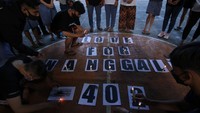 Aksi doa bersama itu sebagai wujud rasa duka bagi 53 awak kapal selam KRI Nanggala-402 yang gugur saat bertugas dalam latihan penembakan rudal di utara Bali pada Rabu (21/4) lalu. ANTARA FOTO/Budi Candra Setya.