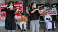 Violinis memainkan lagu gugur bunga saat doa bersama di Pangkalan TNI AL Yogyakarta, Baciro, DI Yogyakarta. ANTARA FOTO/Hendra Nurdiyansyah.