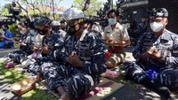 Prajurit TNI AL melakukan persembahyangan di Pura Lanal Denpasar, Bali, Selasa (27/4/2021). ANTARA FOTO/Nyoman Hendra Wibowo.
