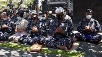 Prajurit TNI AL melakukan persembahyangan di Pura Lanal Denpasar untuk mendoakan para awak KRI Nanggala-402 yang tenggelam di perairan utara Bali. ANTARA FOTO/Nyoman Hendra Wibowo.