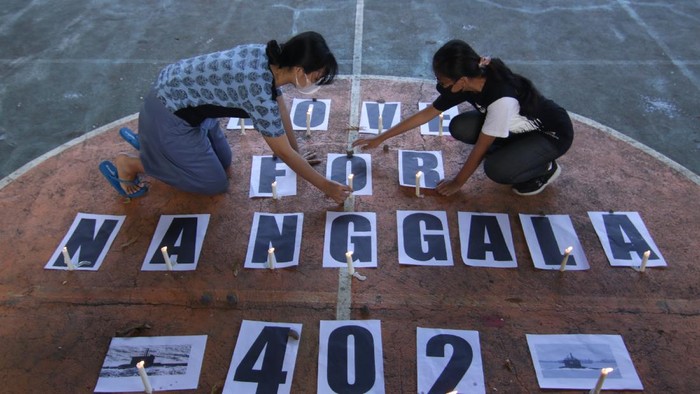 Sejumlah warga menggelar doa bersama untuk KRI Nanggala-402. Mereka mendoakan 53 prajurit Hiu Kencana TNI AL yang gugur dalam tenggelamnya kapal selam itu