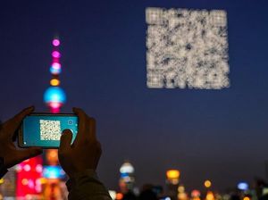 Bikin Kaget! Ada QR Code Raksasa Melayang di Langit