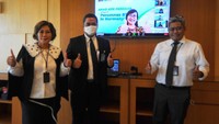 Direktur Consumer and Commercial Lending PT Bank Tabungan Negara (Persero) Tbk. Hirwandi Gafar (kedua kiri) didampingi Kepala Divisi Bank BTN Suryanti Agustinar (kiri) dan Mochamad Yut Penta (kanan) bersama Direktur Pemasaran Perum Perumnas Tambok Setyawati (ketiga kiri) kompak mengacungkan jempol usai menyaksikan akad Kredit Pemilikan Rumah (KPR) Serentak BTN dan Perumnas di Jakarta, Senin (26/4). Foto: dok. Perumnas