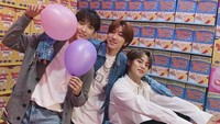 Selain bersama Vernon, Minghao juga terlihat begitu menggemaskan saat berfoto dengan DK dan Mingyu saat pembuatan sebuah video untuk rangkaian album mereka. Foto: Instagram@saythename_17